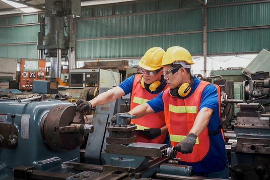Dois técnicos trabalhando na máquina