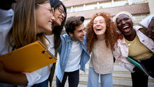 Un grupo diverso de jóvenes adultos riendo.