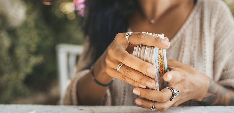 Mélanger les cartes de tarot