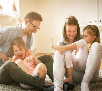 Famille qui joue
