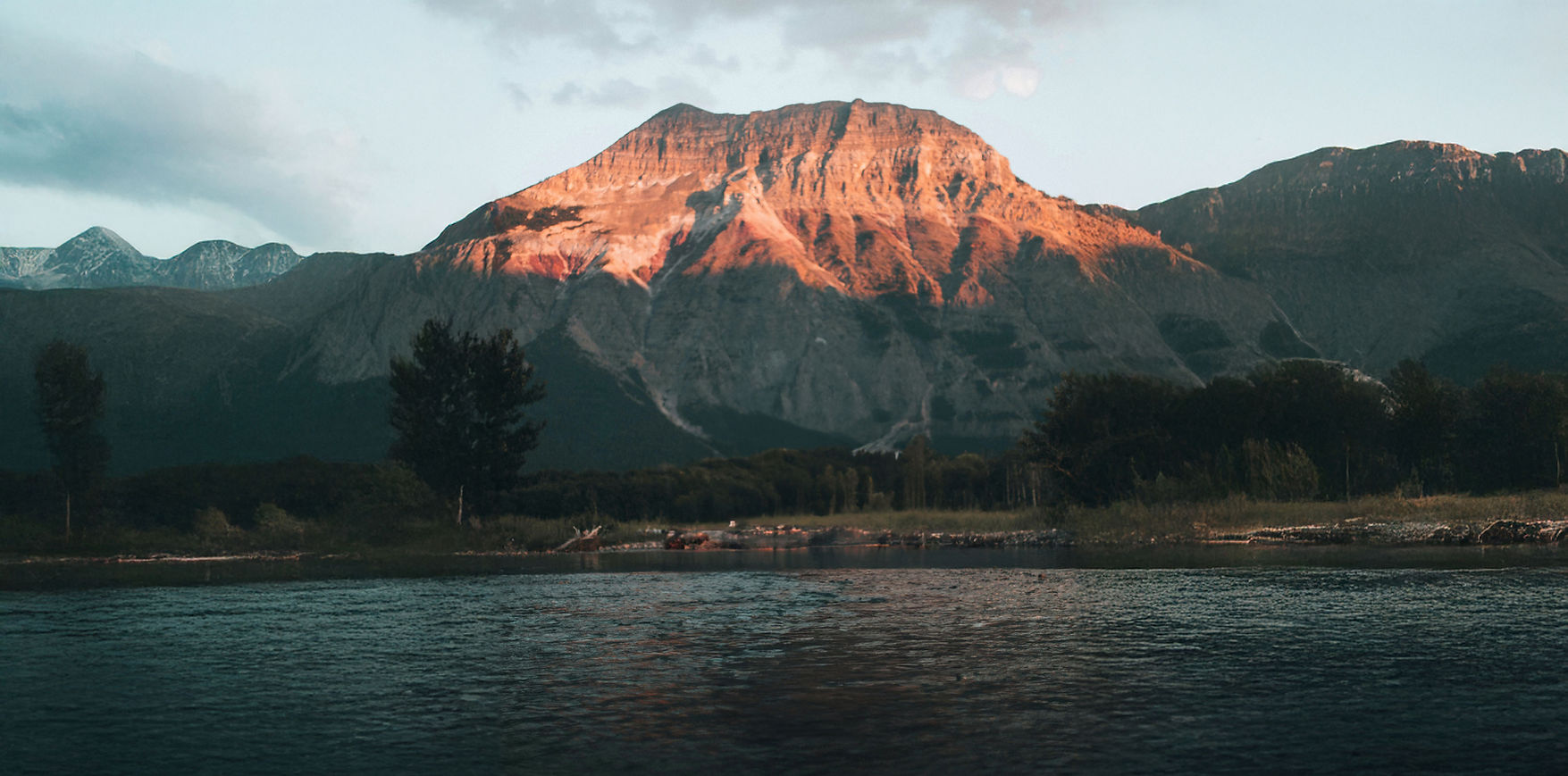 Paysage de montagne ensoleillé