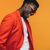 Homme en costume orange