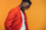 Homme en costume orange