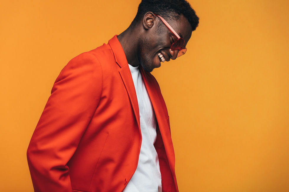 Homme en costume orange
