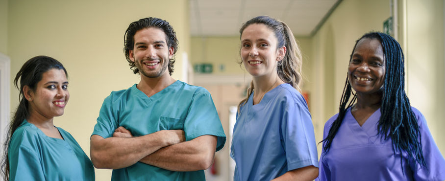 Drei Frauen und ein Mann aus dem Krankenhauspersonal