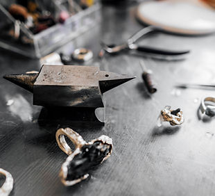 Table du fabricant de bijoux