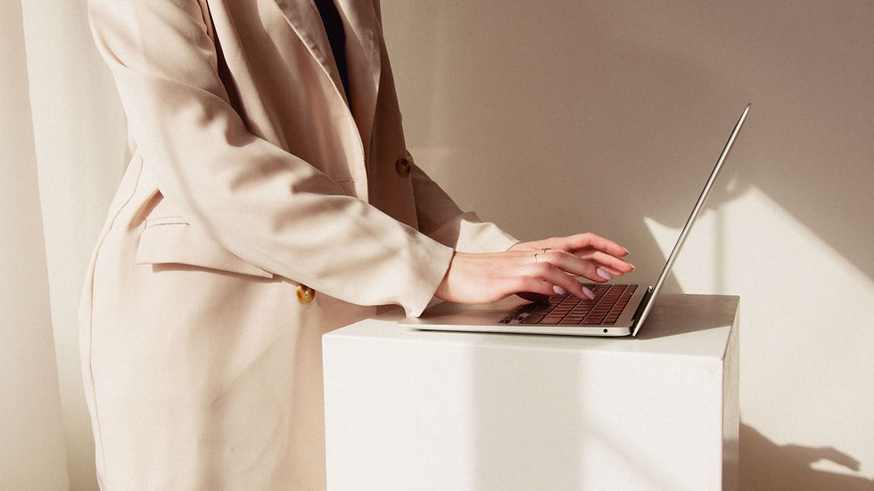 Tippen auf dem Laptop
