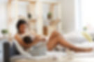 Mutter stillt Baby auf dem Sofa