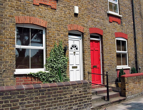 Red and white cottage doors in Richmond-upon-Thames (England)