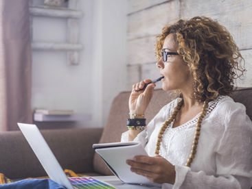 Entre 40 et 50 ans, de nombreuses personnes ressentent le besoin de faire le point sur leur vie professionnelle.