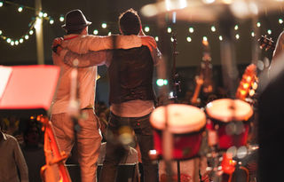 Concert de musiques traditionnelles à Château-Chalon dans le Jura avec découverte du village et ambiance folklorique jurassienne