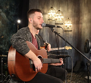 Uppträder live