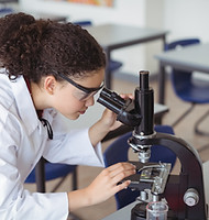 Un jeune scientifique regardant au microscope