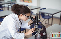 Ein junger Wissenschaftler, der durch ei