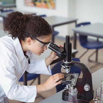 현미경을 통해보고 젊은 과학자