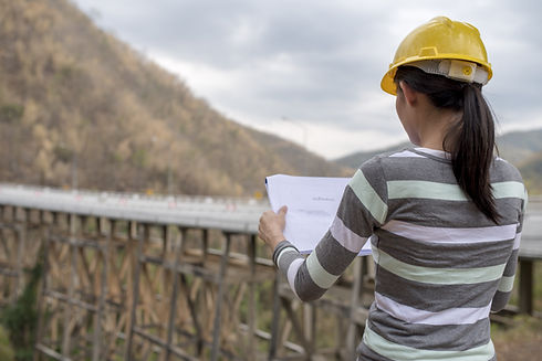 Vorarbeiter mit Blick auf die Brückenbaustelle