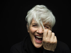 Femme senior ludique