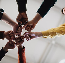 Fäuste in Solidarität