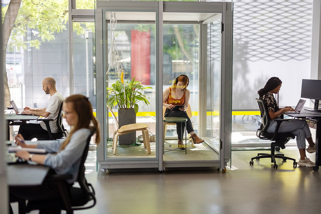 Espacio de trabajo de oficina moderno