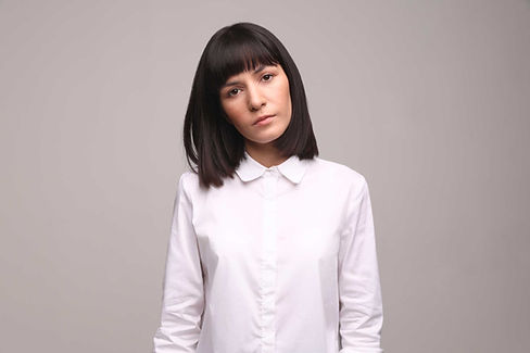Mulher de camisa branca