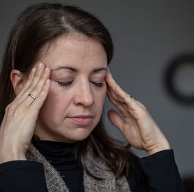 Mujer sosteniendo sienes