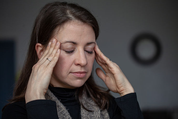Mujer sosteniendo templos