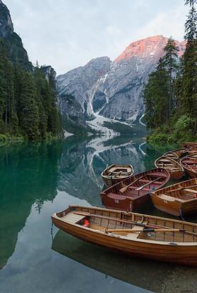 Canoas en un lago