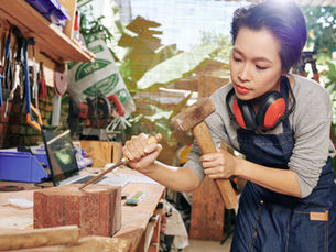 כאן בונים ביטחון ומסוגלות- על נגרות ואימהות.