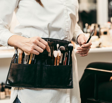 Esthéticienne avec jeu de pinceaux de maquillage