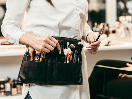 DLACZEGO WYBÓR KURSÓW ZAWODOWYCH TO KLUCZ DO SUKCESU W BRANŻY BEAUTY I ARTYSTYCZNEJ