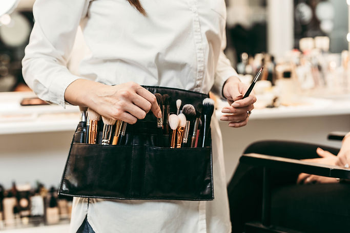 Esteticista con juego de pinceles de maquillaje