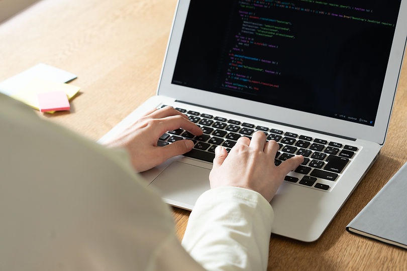 PCに向かう女性の手元