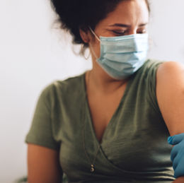 Ο ΕΜΑ ψάχνει αν τα mrna εμβόλια παίζουν ρόλο στην έμμηνο ρύση!