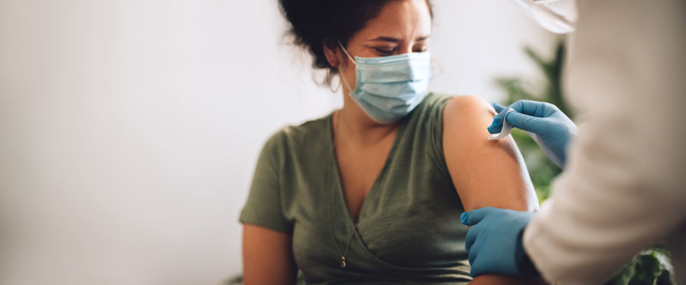 Las clínicas locales ofrecen vacunas contra la COVID-19 y la gripe, y otras vacunas de rutina.