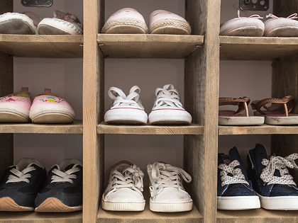 Zapatos de niños en el armario