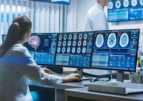Médecins analysant des radios de cerveaux