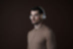 Hombre con los auriculares