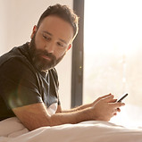 Hombre con teléfono móvil