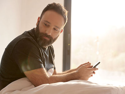 Mężczyzna z telefonem komórkowym