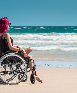 Mujer en silla de ruedas en la playa