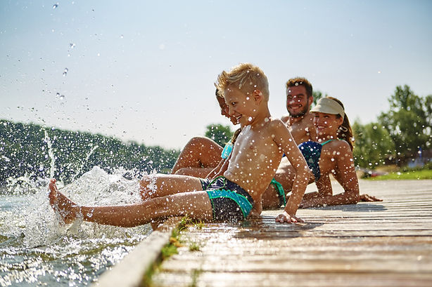 Famille s'amusant dans l'eau