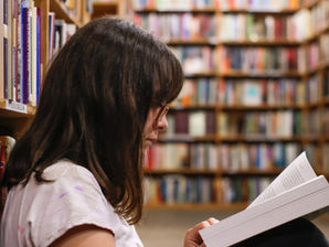 La gobernadora Kelly firma el proyecto de ley bipartidista estableciendo El Plan de Kansas Para la Alfabetización 