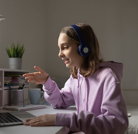 Підліток на ноутбуці