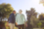 Pareja de ancianos caminando al aire libre