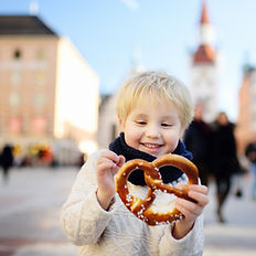 Junge isst Bretzel