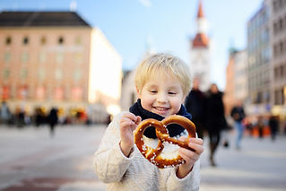 Junge isst Bretzel