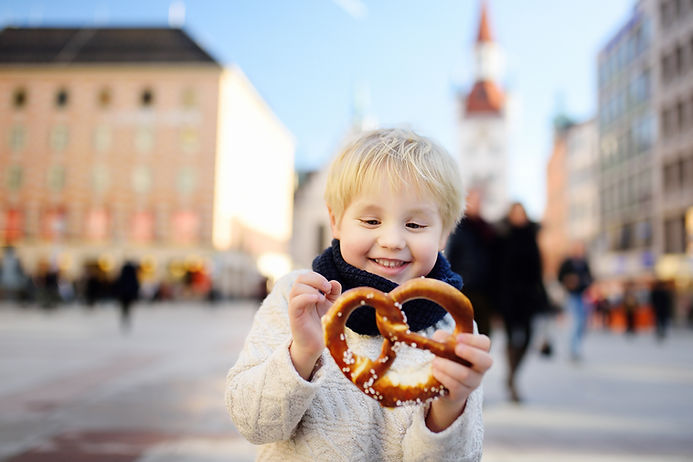 Menino comendo pretzel