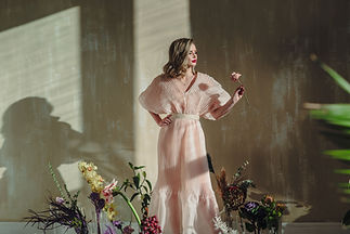 Mulher elegante com flores