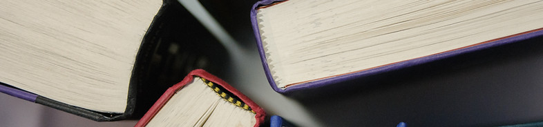 Libros de tapa dura apilados