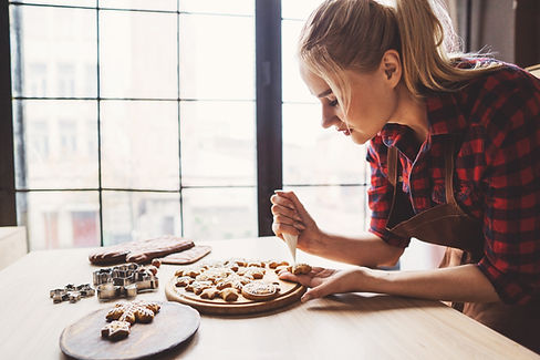 Donna che decora i biscotti